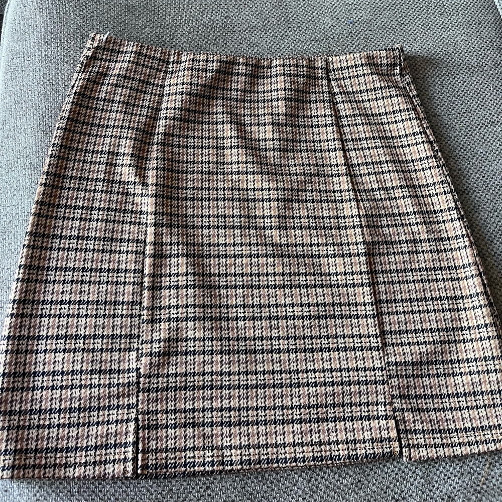 Mini skirt worn once!! Super cute, good for fall and summer!